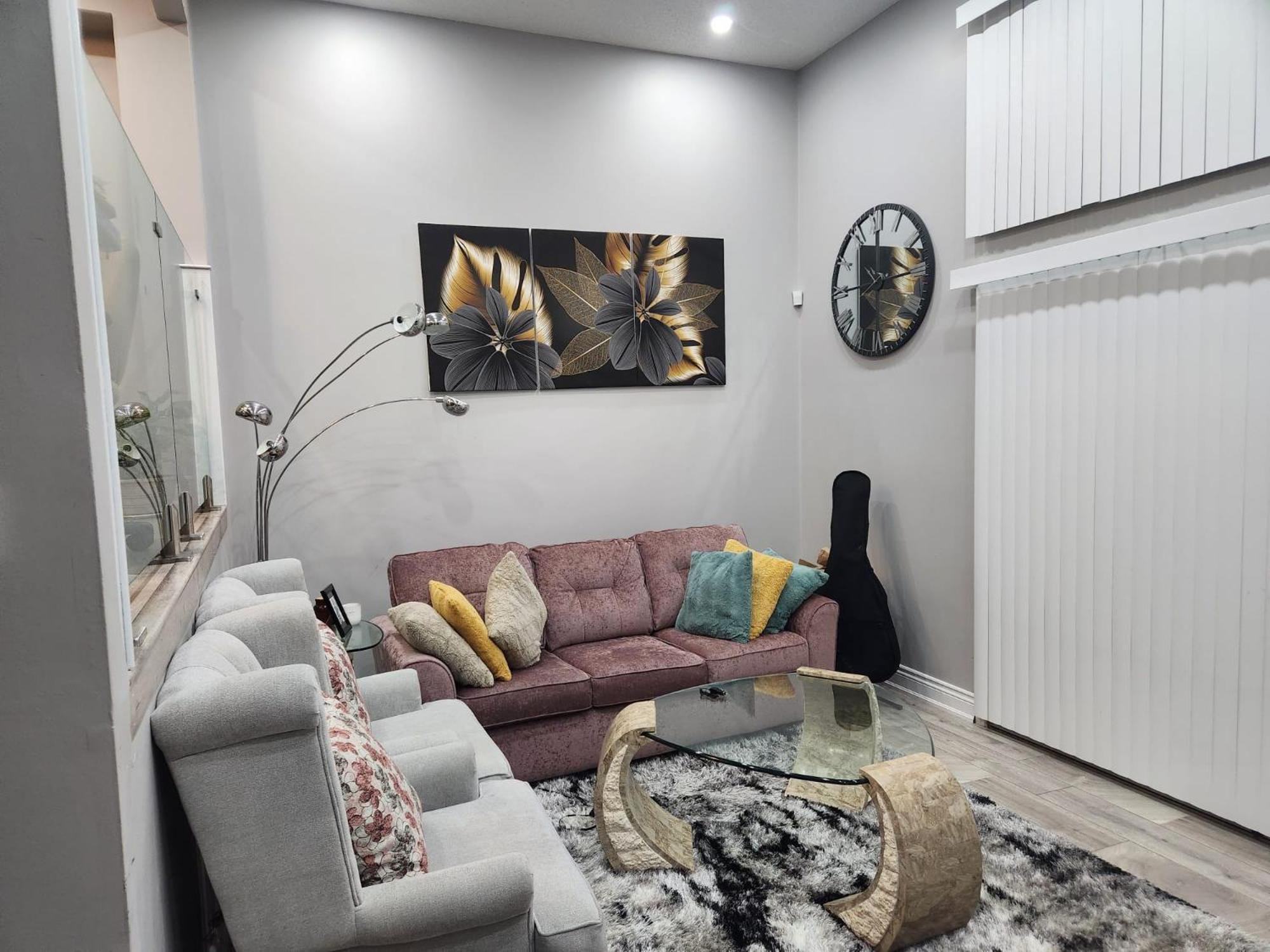 Private Master Bedroom Lower Level Homestay Brampton