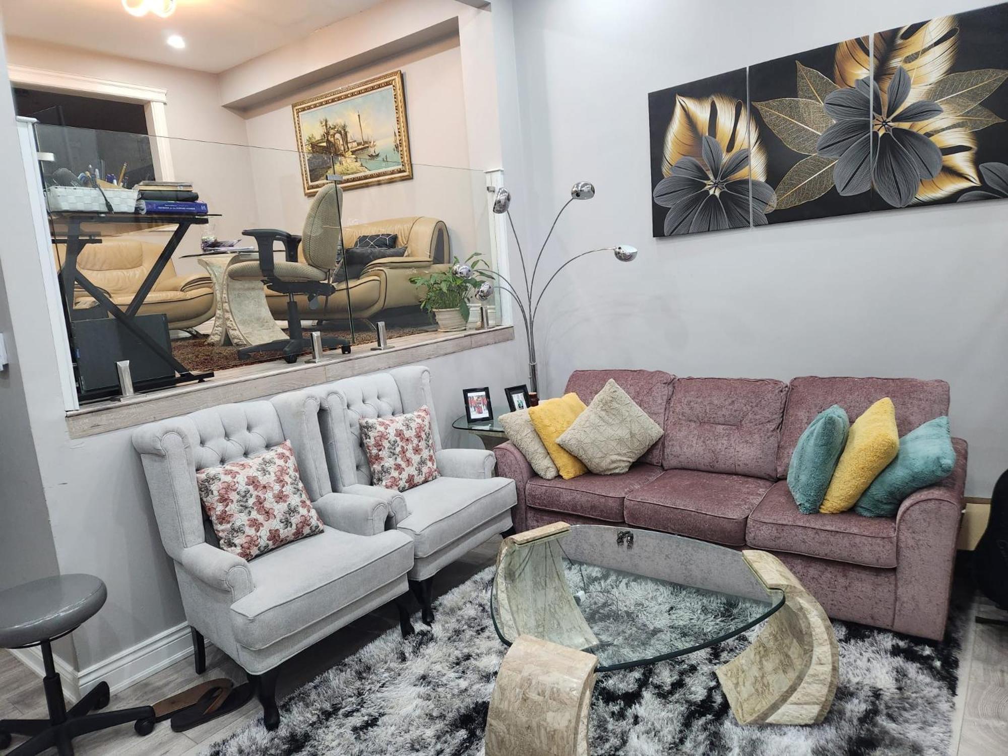 Homestay Private Master Bedroom Lower Level *