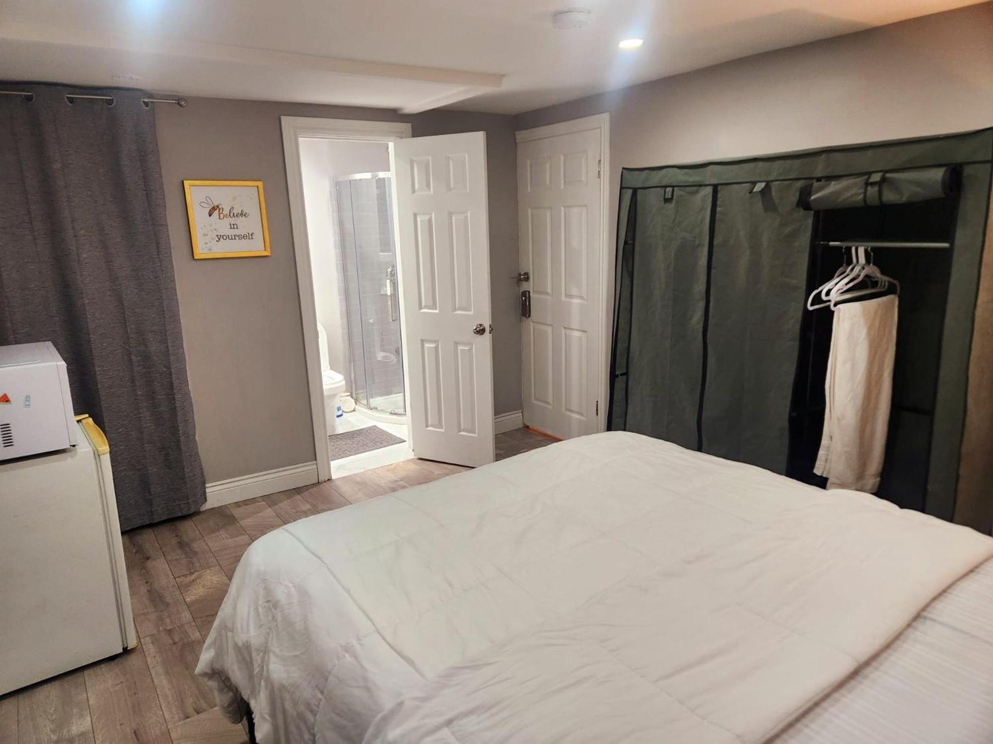 Homestay Private Master Bedroom Lower Level