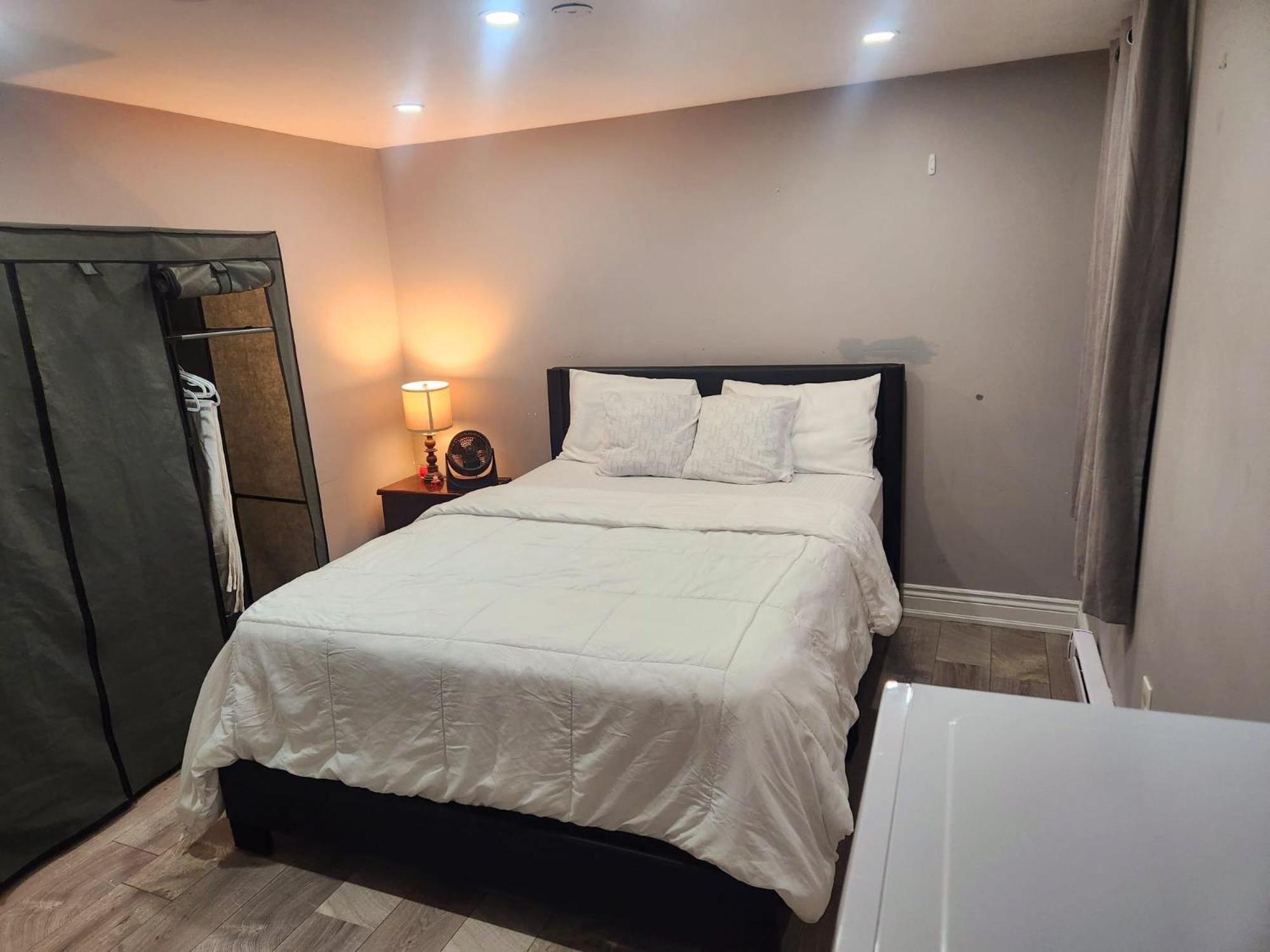 Homestay Private Master Bedroom Lower Level Brampton