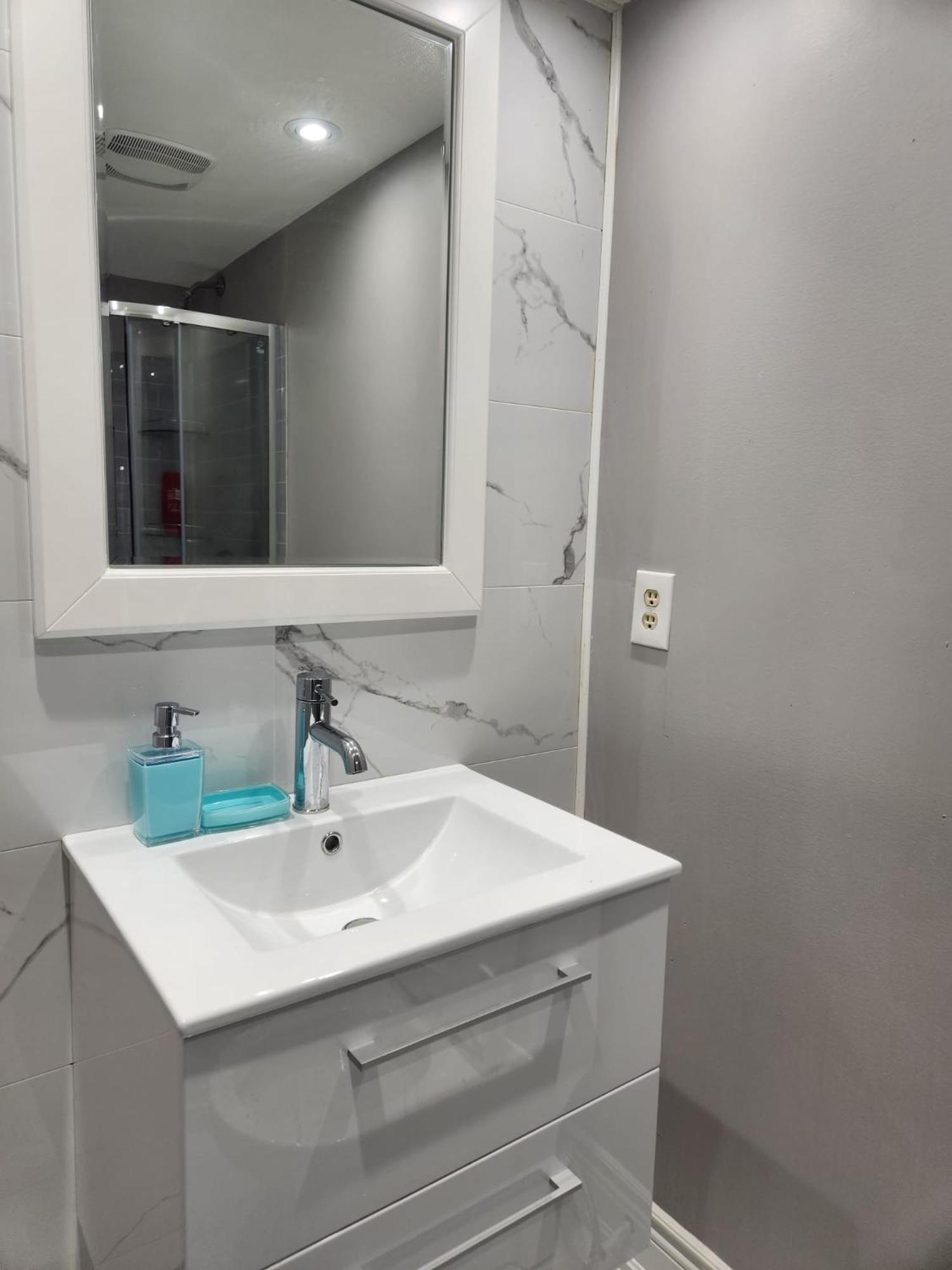 Homestay Private Master Bedroom Lower Level Brampton