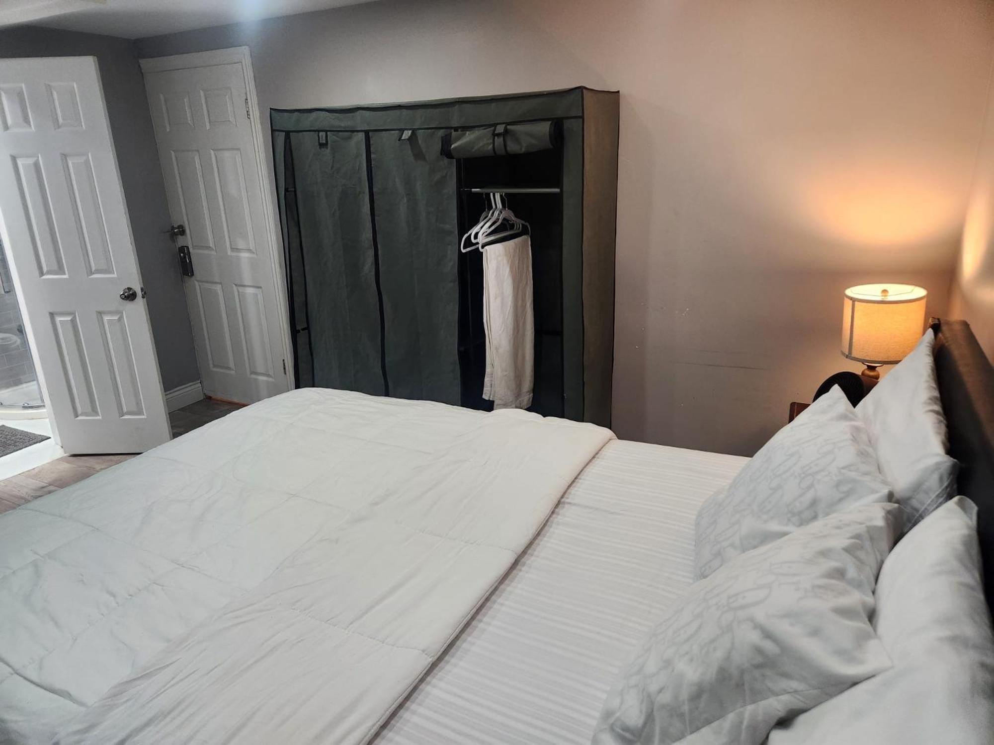 Homestay Private Master Bedroom Lower Level